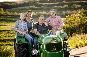 Familie_Raith am Traktor